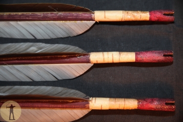 Replika Holzpfeile im mandschurischen Stil - taillierte, konische Nocken mit Bezug aus Stachelrochenleder und Birkenrinde
